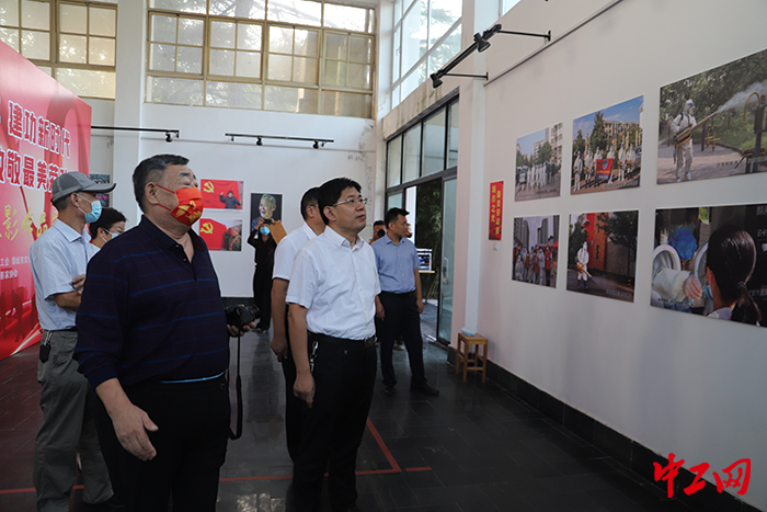9月30日，邹城市总工会举办主题优秀摄影作品展。图为展览现场。邹城市总工会供图