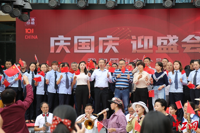 9月28日，“庆国庆 迎盛会——我和国旗合个影”快闪活动现场 美心集团供图