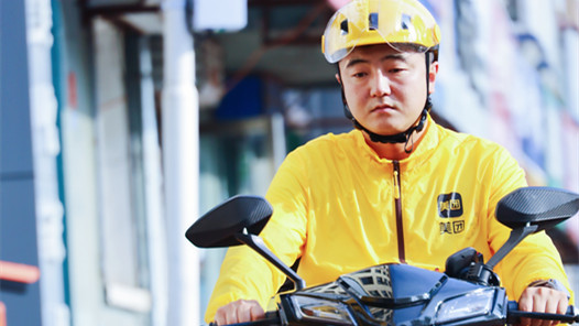 这十年·奋斗在路上之最美职工 | 张硕：穿梭在大街小巷“配送”温暖