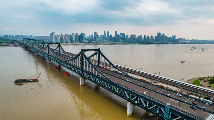 国内首座多跨长联公轨两用钢桁梁桥通车