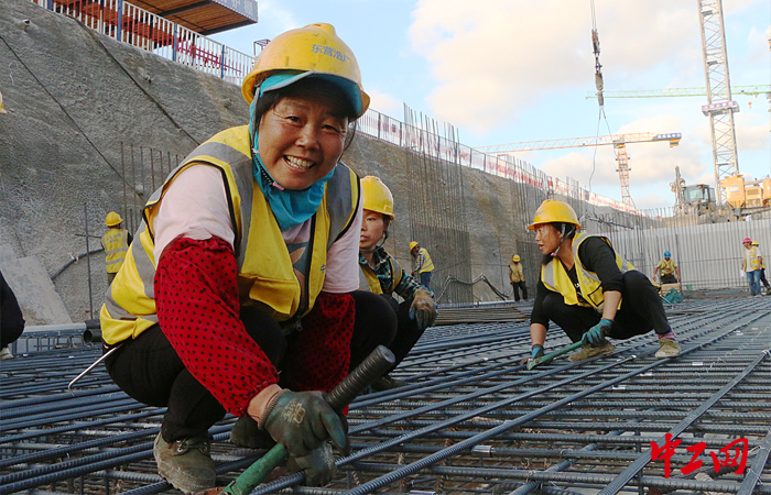 10月1日  在青岛邮轮母港地下空间项目工地，工人正在进行钢筋绑扎施工，拍摄 王鹏