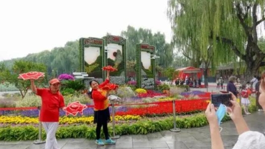 国庆假期北京首日近百万游客游园