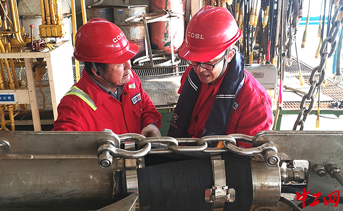 1. 王金强(左)与震源工程师讨论作业方案。 1. 王金强(左)与震源工程师讨论作业方案。