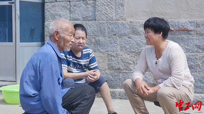10月8日,张守英在村里和村民聊天.五莲县委宣传部供图