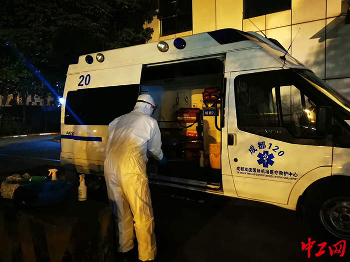“风雨夜归人”深夜转送完旅客，对救护车进行消毒