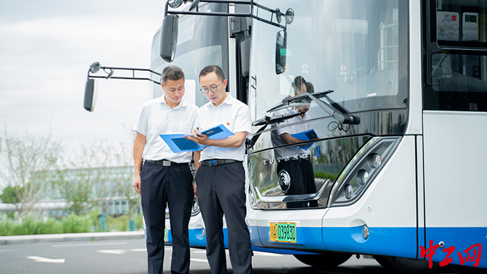 彭明教同志在商讨摆渡车路线