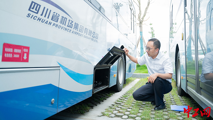 彭明教同志在检查运输车辆