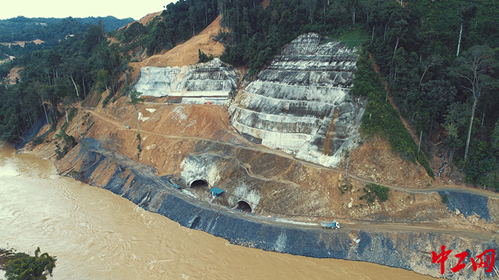 众志成城，围堰得以加高加固抵御住了百年洪峰 