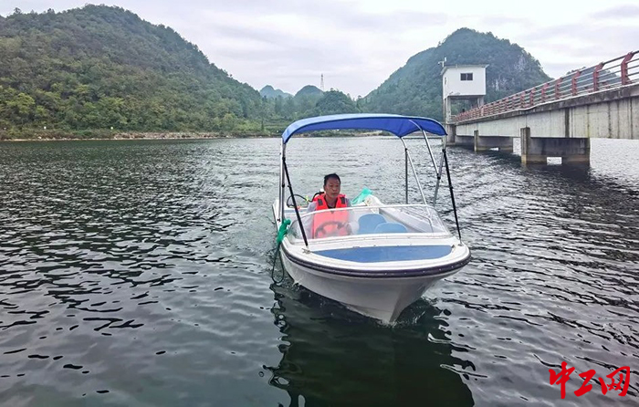 10月10日，山东某地水库，巡库员正在巡视库区水面。山东省水利厅供图