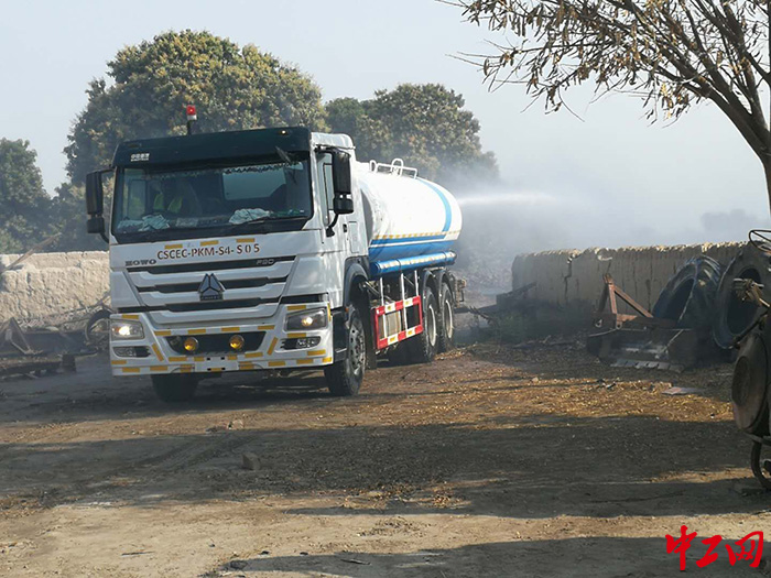 6、一方有难、八方资源，发扬国际人道主义精神（图为帮助附近失火村民灭火）