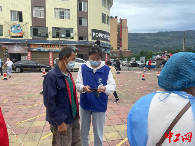 1工会志愿者帮助社区工作人员采集信息