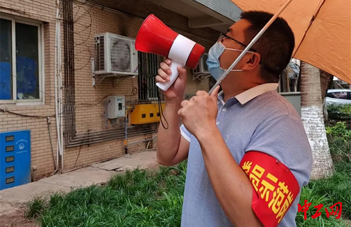 2市总工会党员职工志愿者在社区楼栋宣传防疫相关政策事项