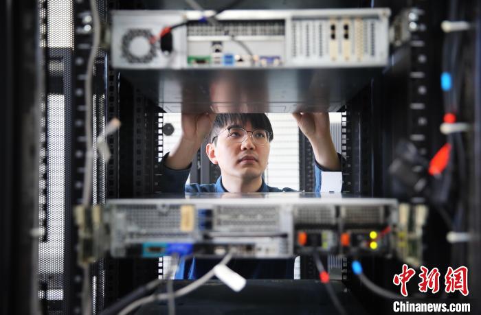 图为常杰在单位检查设备。　河北电科院供图