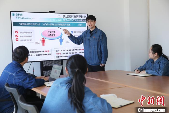 图为常杰向同事授课。　河北电科院供图