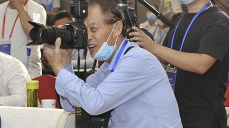 这十年·奋斗在路上｜药价降了，看病没压力，百姓笑了