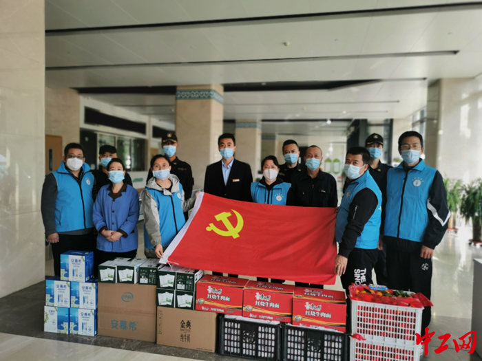 10月9日，内蒙古工人疗养院慰问组为物业工作人员送去了方便面、牛奶、水果等慰问品。 内蒙古工人疗养院供图