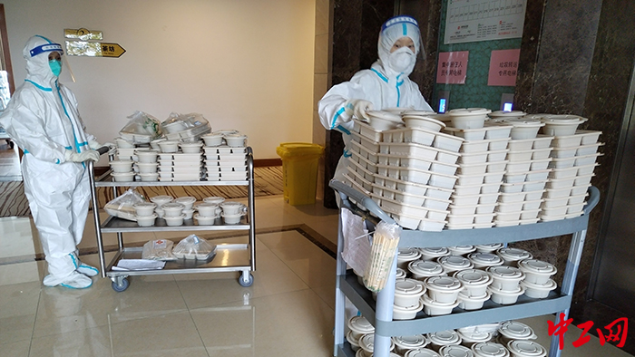 楼层的服务大姐和收送餐员工每天需要穿着全套防护服打扫6间房和送两百份餐食,厚重的防护服,让本就损耗体力的打扫、收送餐工作更加艰难,常常一趟下来,汗水就已浸湿了衣裤。可疫情防控不容有失,是工作要求,也是保护自己。(供图彭艳) 楼层的服务大姐和收送餐员工每天需要穿着全套防护服打扫6间房和送两百份餐食,厚重的防护服,让本就损耗体力的打扫、收送餐工作更加艰难,常常一趟下来,汗水就已浸湿了衣裤。可疫情防控不容有失,是工作要求,也是保护自己。(供图彭艳)