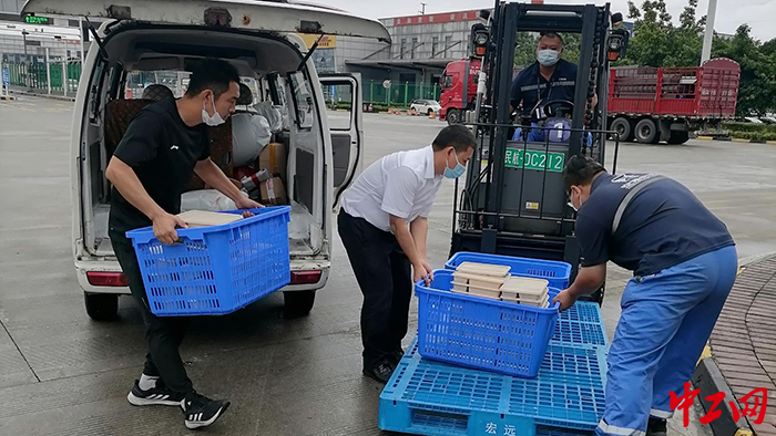 疫情来袭,他们没有退,始终坚守在工作岗位第一线,他们是逆行中的追光者。他们就是酒店“四固定人员”保障第一线的快捷主楼工作人员。(供图蒋竺君) 疫情来袭,他们没有退,始终坚守在工作岗位第一线,他们是逆行中的追光者。他们就是酒店“四固定人员”保障第一线的快捷主楼工作人员。(供图蒋竺君)