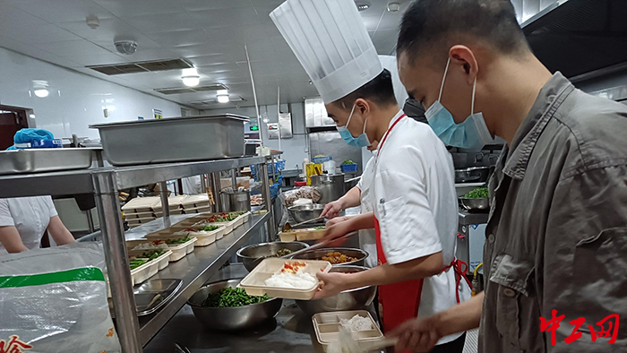 他们一人身兼数职,只要工作需要,他们可以是后厨帮工、餐厅服务员、送餐员以及餐具清洁员。管控期间的酒店,岗位人员安排精简,在用餐时间段,餐厅人手不足尤为明显,他们便从各个岗位汇聚到餐厅,协同合作。(白书婷供图) 他们一人身兼数职,只要工作需要,他们可以是后厨帮工、餐厅服务员、送餐员以及餐具清洁员。管控期间的酒店,岗位人员安排精简,在用餐时间段,餐厅人手不足尤为明显,他们便从各个岗位汇聚到餐厅,协同合作。(白书婷供图)