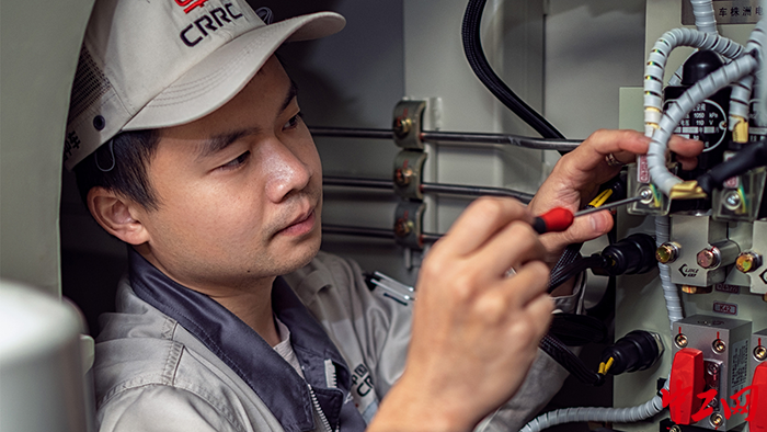 1紧固电力机车风笛控制插头