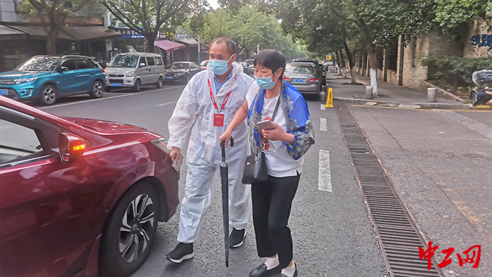 9月12日，志愿者万顺叫车师傅骆波在运送特殊人群的时候，用热情服务展现出温馨的一幕！