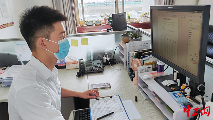 景超同志勇挑重担请战冲锋,负责党群工作部日常工作联络与开展(酒店团支部供图) 景超同志勇挑重担请战冲锋,负责党群工作部日常工作联络与开展(酒店团支部供图)