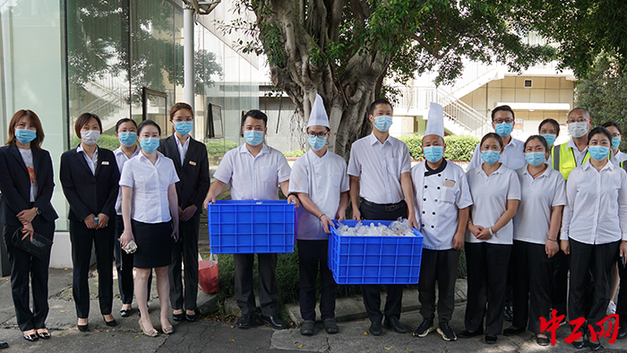酒店工会开展闭环生产值守人员慰问活动(景超供图) 酒店工会开展闭环生产值守人员慰问活动(景超供图)