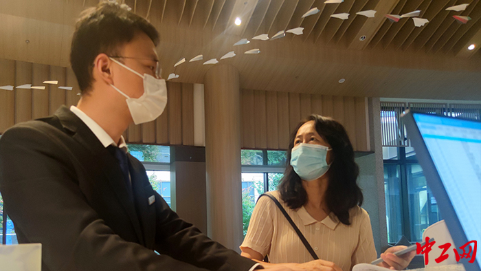 宾客关系班组积极与住店客人沟通出行需求，帮助客人退、改签航班（黄岱供图）