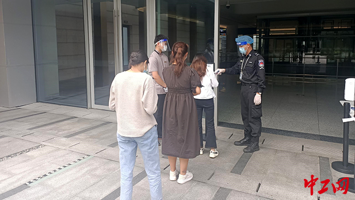 礼宾班组引领陪同住店客人开展核酸检测（黄岱供图）