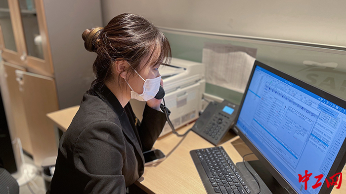 礼宾班组每日多次通过线上线下的联络方式，向机场便民核酸检测点确认最新的对客检测办法（1）黄岱供图