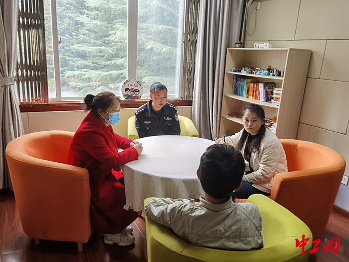 邀请学生、学生家长、公安机关办案人员到我院未检工作区对学生进行网络普法教育。