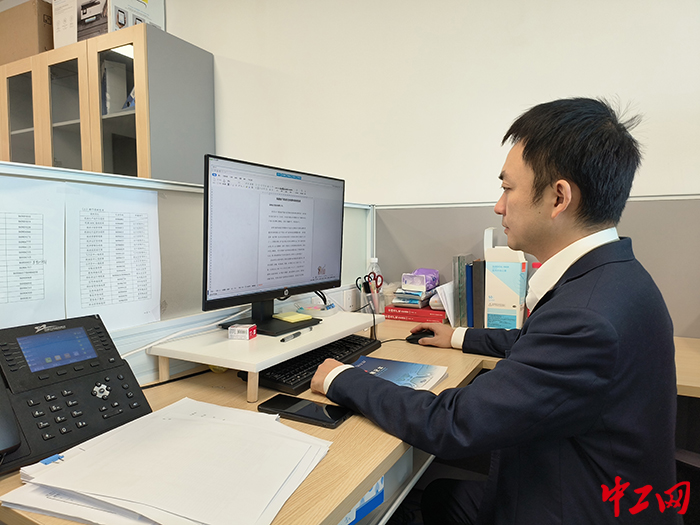 （摄影：冯鑫）田曦努力学习专业知识，锤炼业务技能，确保各项工作顺利开展