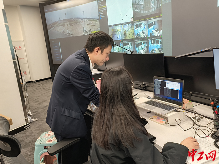 （摄影：冯鑫）为确保系统平稳运行，田曦带领技术人员进行攻关，熬夜升级系统