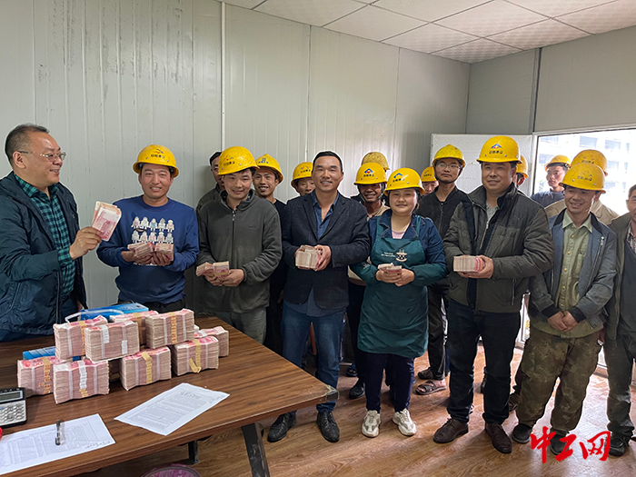 12021年9月，在陕西洛川县一建筑工地为罗亮等91名农民工之后欠薪117万元