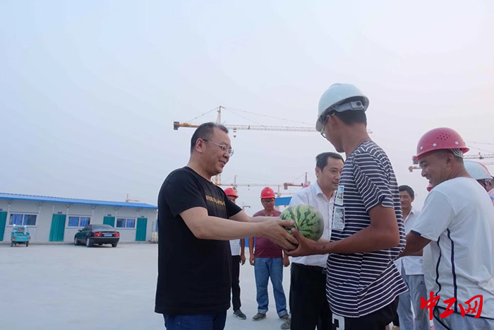 2自费为高温作业下的农民工兄弟购买西瓜