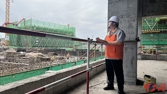 何维同志在施工现场抄录施工进度