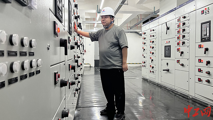 何维同志对配电房进行安全检查