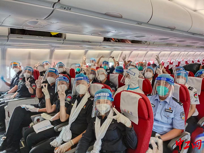 天府安检战友们团结一致,克服困难,艰苦奋斗,圆满完成援藏安检保障任务,于9月6日搭乘航班返回四川。(易亚伦拍摄) 天府安检战友们团结一致,克服困难,艰苦奋斗,圆满完成援藏安检保障任务,于9月6日搭乘航班返回四川。(易亚伦拍摄)