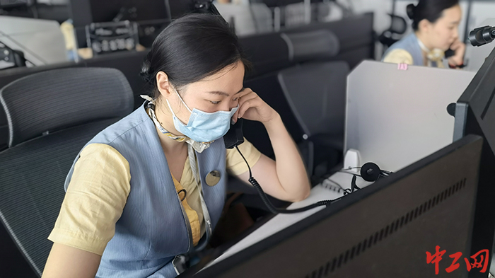 在静默期间,科室90后、00后扛起了重责。保障服务不掉线(摄影:旅客服务管理室韩婷婷) 在静默期间,科室90后、00后扛起了重责。保障服务不掉线(摄影:旅客服务管理室韩婷婷)