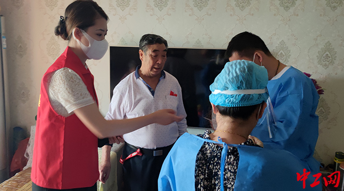 青年团员付秀莲在居家静默期间,主动参与社区志愿者服务,每日帮助行动不便的老弱病残孕人员做核酸(摄影:东部新区草池街道绛溪社区 胡娜) 青年团员付秀莲在居家静默期间,主动参与社区志愿者服务,每日帮助行动不便的老弱病残孕人员做核酸(摄影:东部新区草池街道绛溪社区 胡娜)