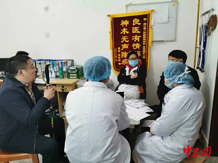 1术后不久柱着拐杖主持会诊