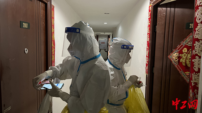 成都轨道”特别行动队“队员上门为小区住户采集核酸