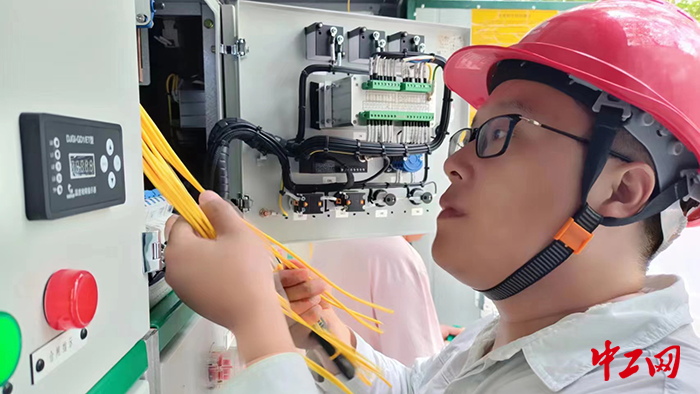 15月10日，冯显林安装现场10kV望运二线金典幼儿园环网柜DTU，提升线路供电可靠性