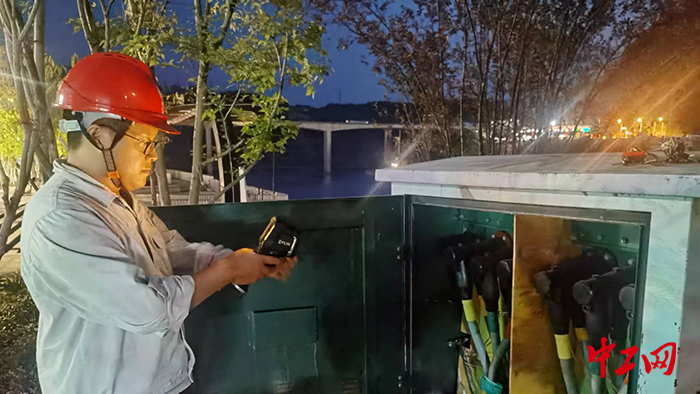 26月20日，10kV杨井一、二线投运后，在晚高峰时期，冯显林对10kV杨井一、二线分支箱红外测温，确保线路可靠投运