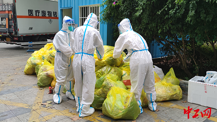 成都轨道”特别行动队“队员为小区住户清理生活垃圾