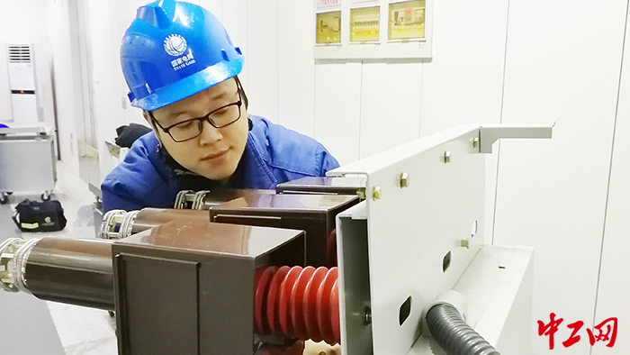 38月12日，冯显林对35kV城西变电站10kV高压开光状态检修