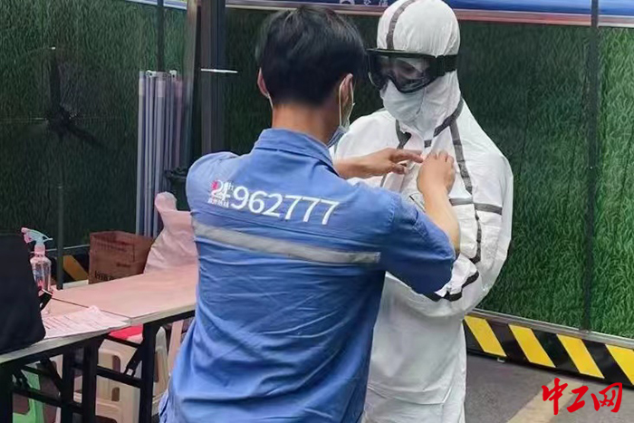 成燃先锋•燃气管家准备进入地勘路1号春熙苑为沟通障碍的老人进行燃气排查维修