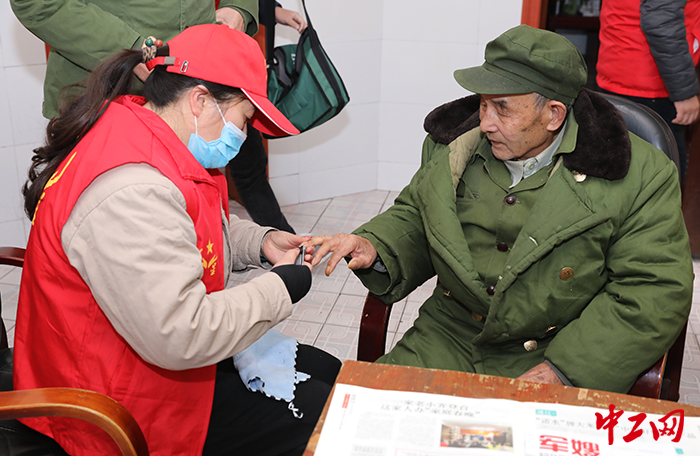 2为退伍军人修剪指甲