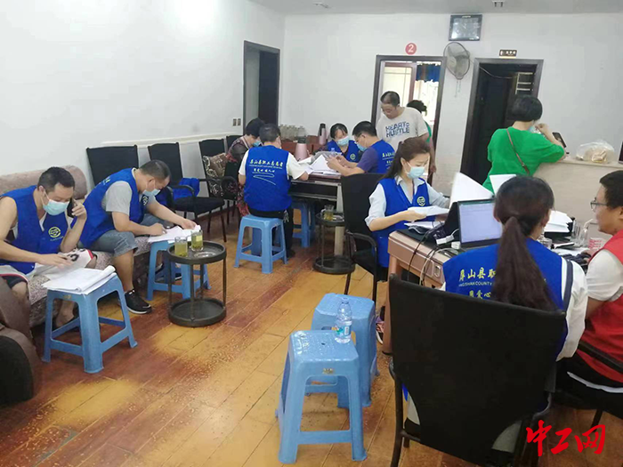 2防疫期间，屏山县职工志愿者连夜校对居民信息