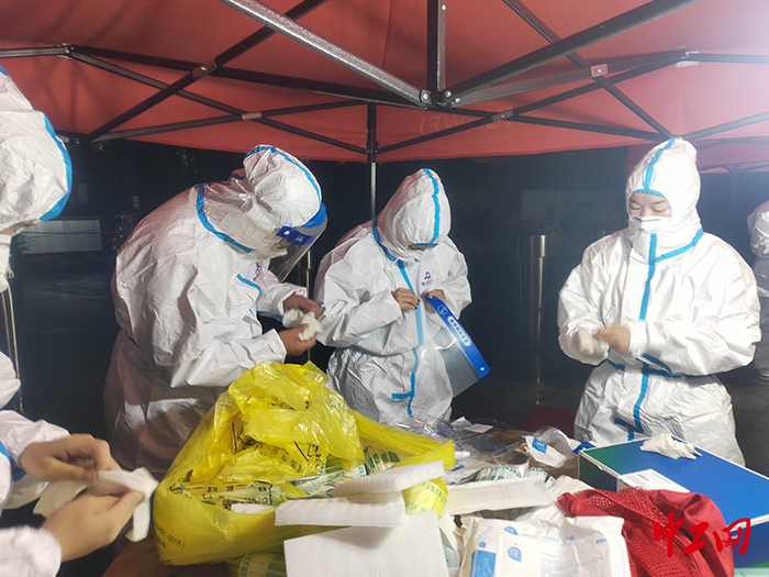 3防疫期间，市总工会党员干部张琴（中）为核酸检测准备物资及试管贴码分签